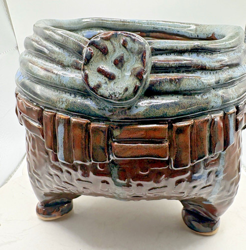 Three legged artisan - three,